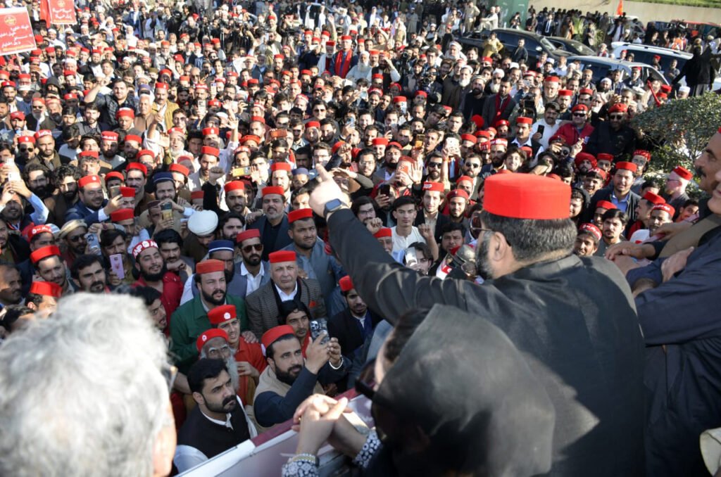 پشاور: دھاندلی زدہ انتخابات کے خلاف عوامی نیشنل پارٹی کی احتجاجی تحریک کا تیسرا مظاہرہ پختونخوا اسمب...